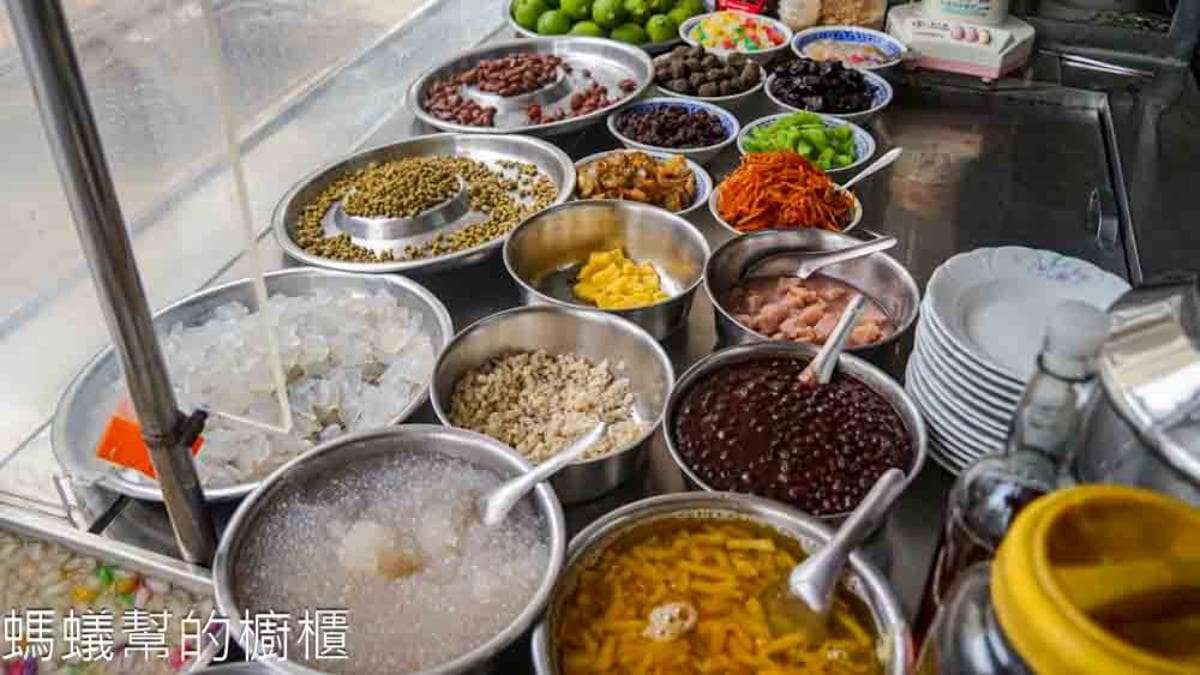 攤車上方擺放許多配料，顏色繽紛。（圖片來源：螞蟻幫的櫥櫃）