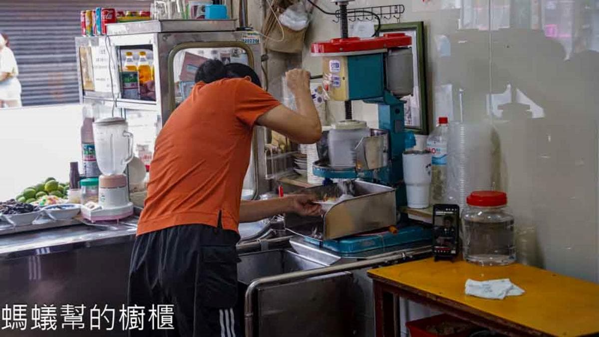 店內充滿年代感的裝潢和工具，是當地的代表性店家。（圖片來源：螞蟻幫的櫥櫃）