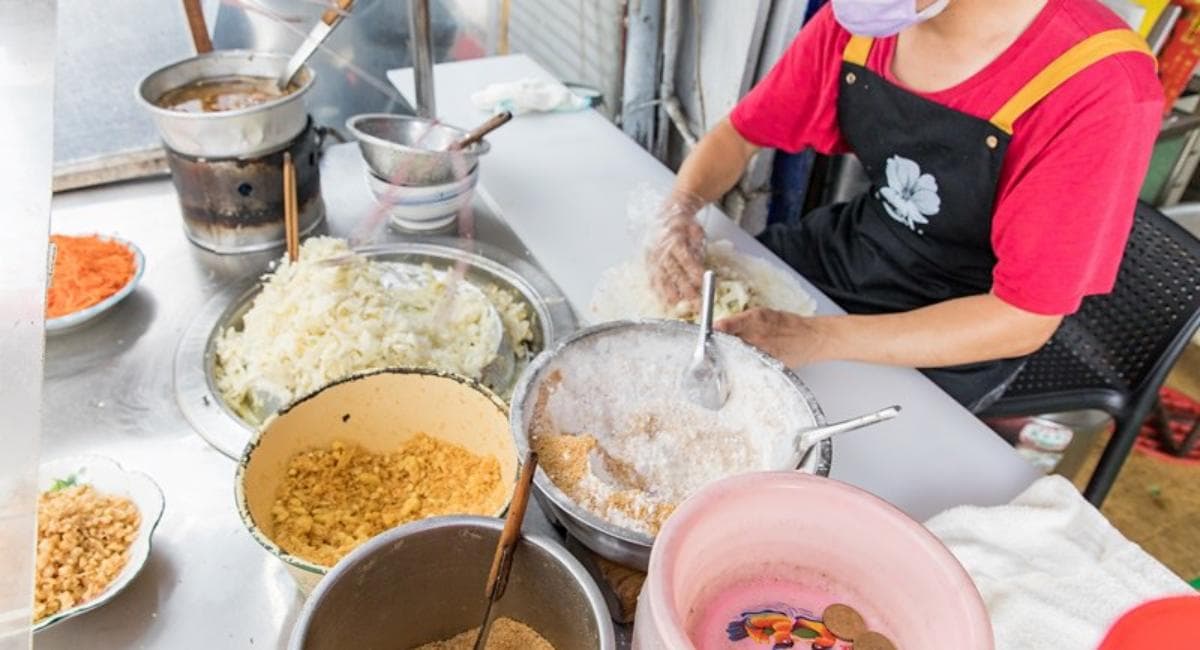 店內目前由第四代接手，潤餅現做現吃。（圖片來源：小虎食夢網）