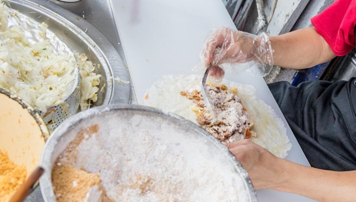 南北潤餅最大的區別是，南部習慣放入白糖。（圖片來源：小虎食夢網）