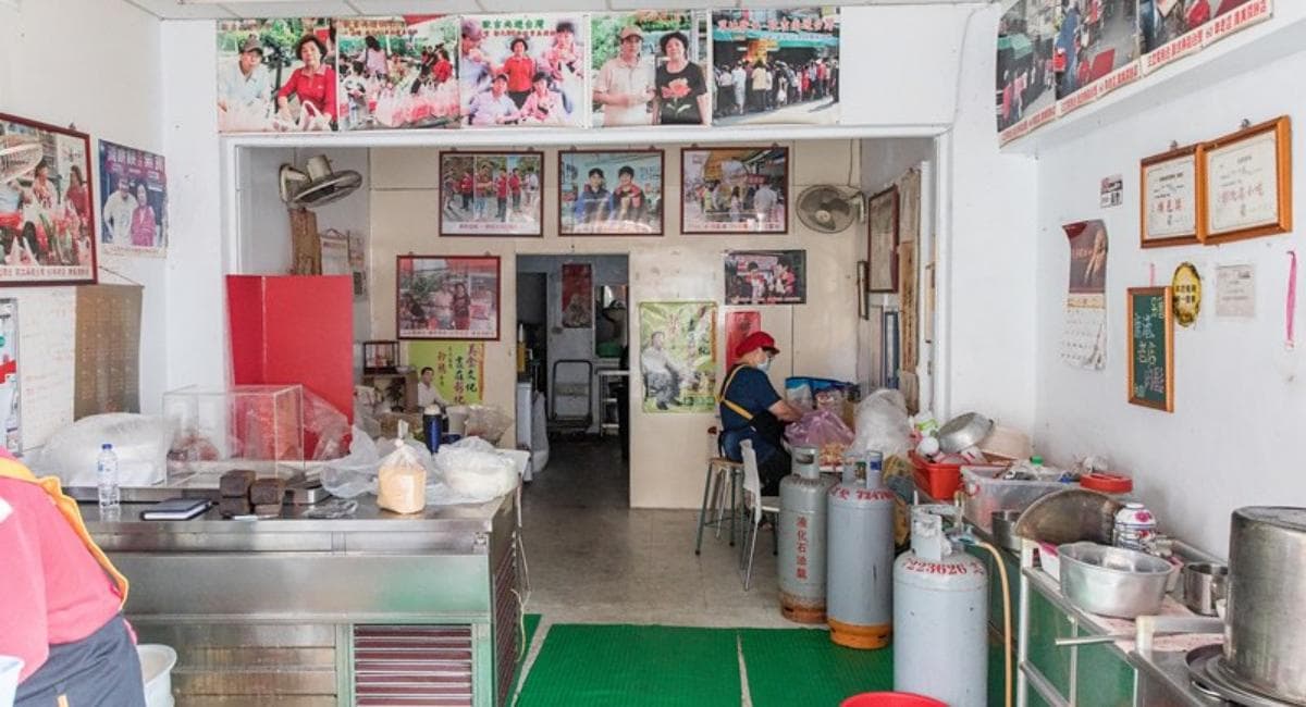 店內牆上掛滿照片，可見老店的頗負盛名。（圖片來源：小虎食夢網）