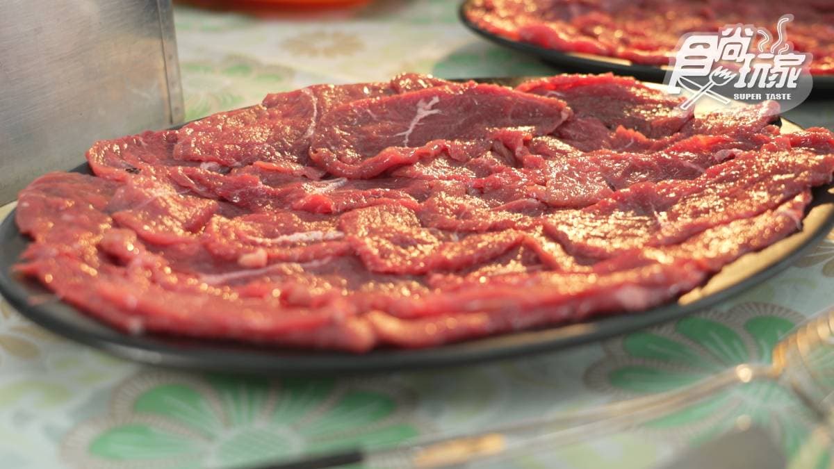 點牛肉鍋就會附贈１盤溫體牛，肉質非常新鮮。