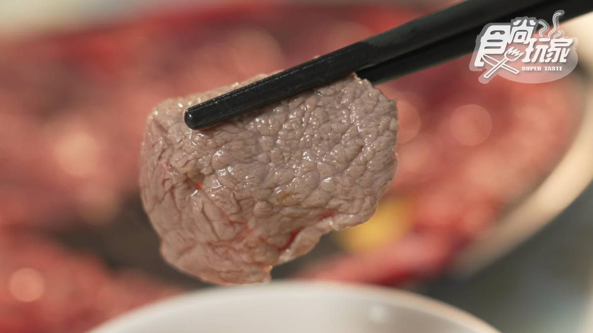 牛肉下鍋只需涮幾秒就可夾起，口感鮮嫩。
