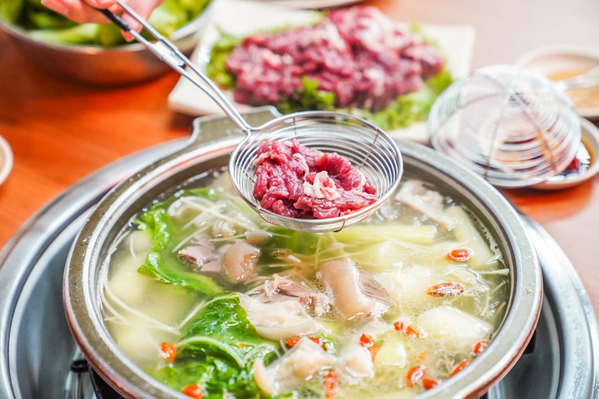 台北羊肉爐哪間強？網推這家平日宵夜場也炸滿，冬季限定「菜心羊」排１小時也要吃