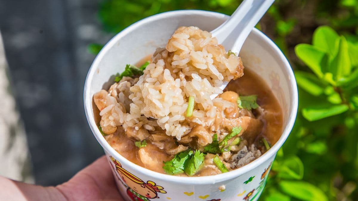 油飯是比較屬於濕潤的那種，咀嚼時可以吃到油飯的香氣。（圖片來源：大手牽小手。玩樂趣）