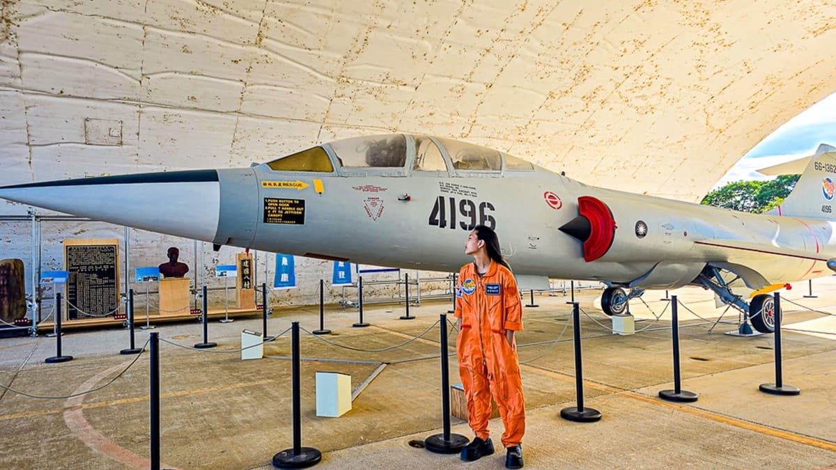 1號機庫展出了當年的空軍主力「F-104G 戰鬥教練機」。（圖片來源：史努比樂園）