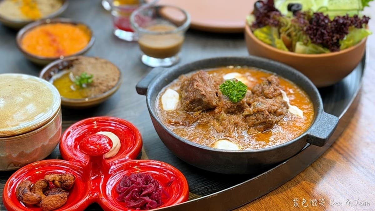 早午餐肉盤野蔬番茄燉牛肉。（圖片來源：紫色微笑 饗樂生活）