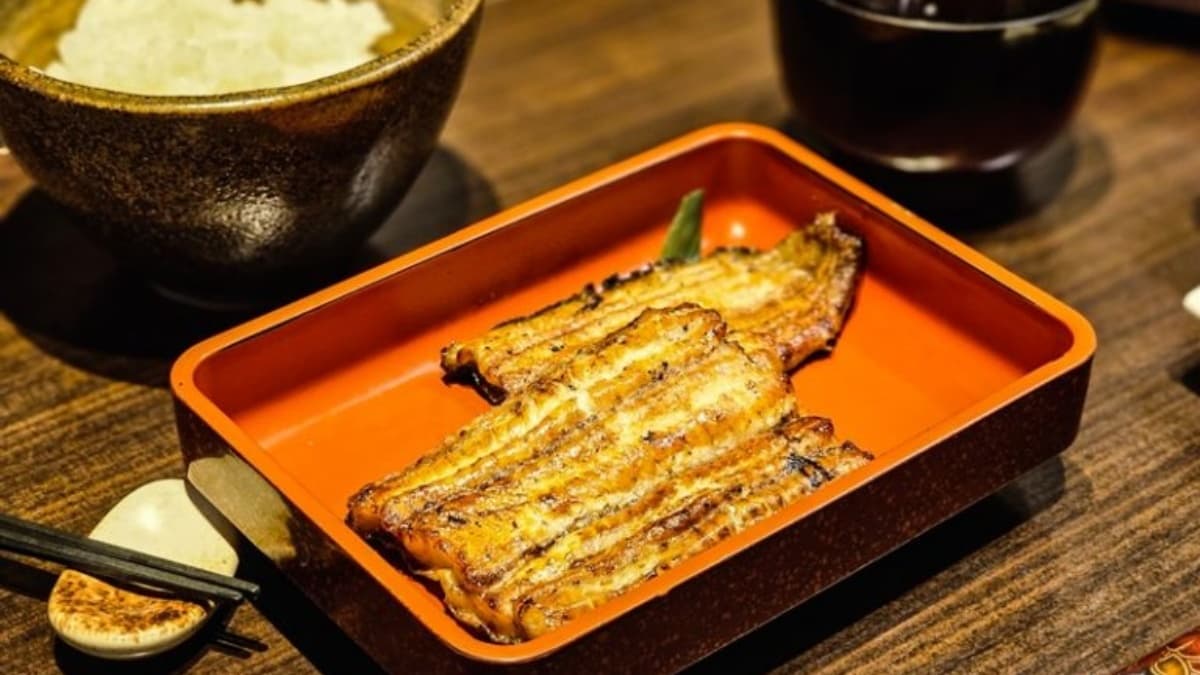 白燒鰻屬淡雅風味，食用時可以先品嘗原味後，再依喜好沾上醬料。（圖片來源：ANIKO 艾妮可美味人生）