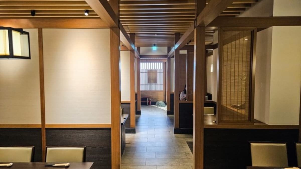 魚庄店內的桌位為半開放式的４～６人位為主。（圖片來源：ANIKO 艾妮可美味人生）