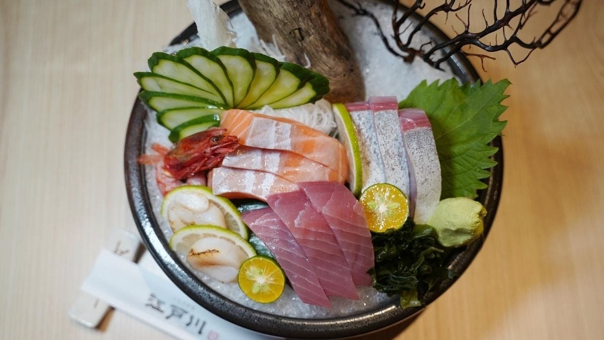 生魚片盛合都超厚切，鮮甜又美味。（圖片來源：東蛙池塘）