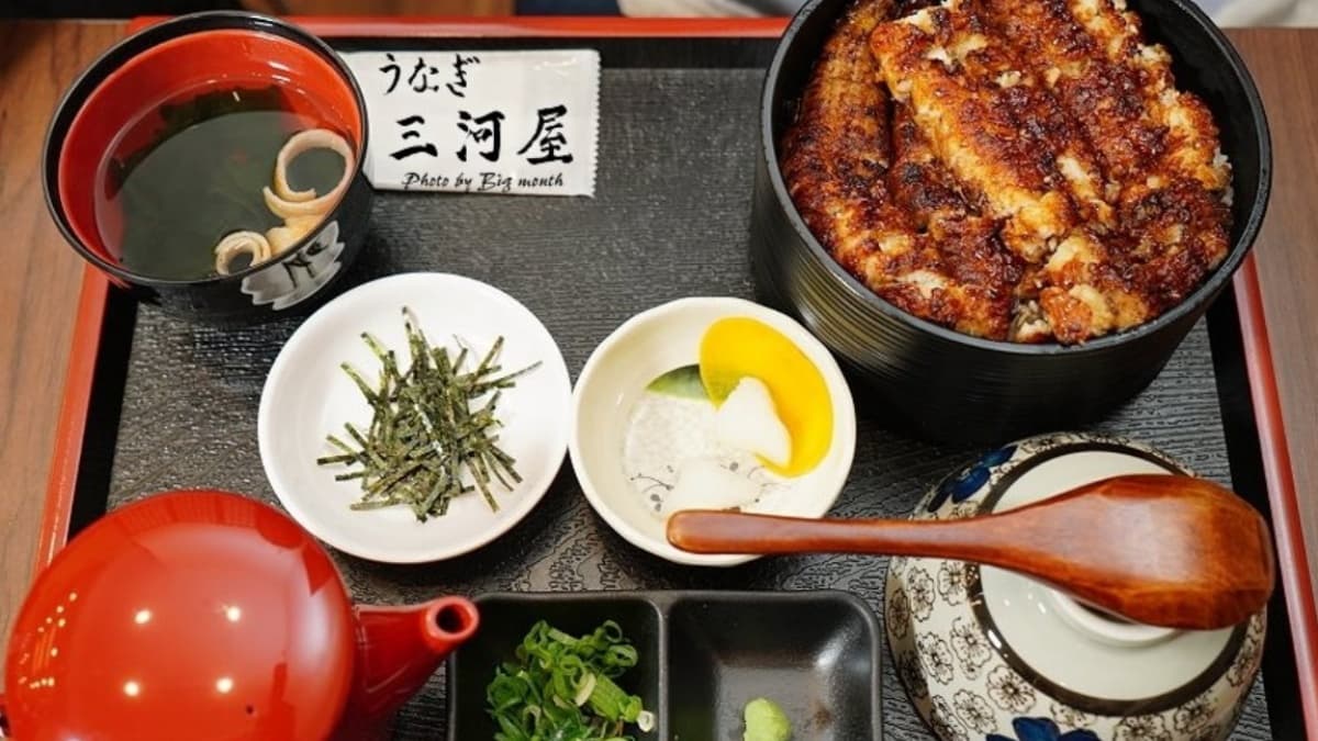 招牌的名古屋鰻魚三吃，一旁附有湯品、海苔絲、漬物等。（圖片來源：大口老師的走跳學堂）