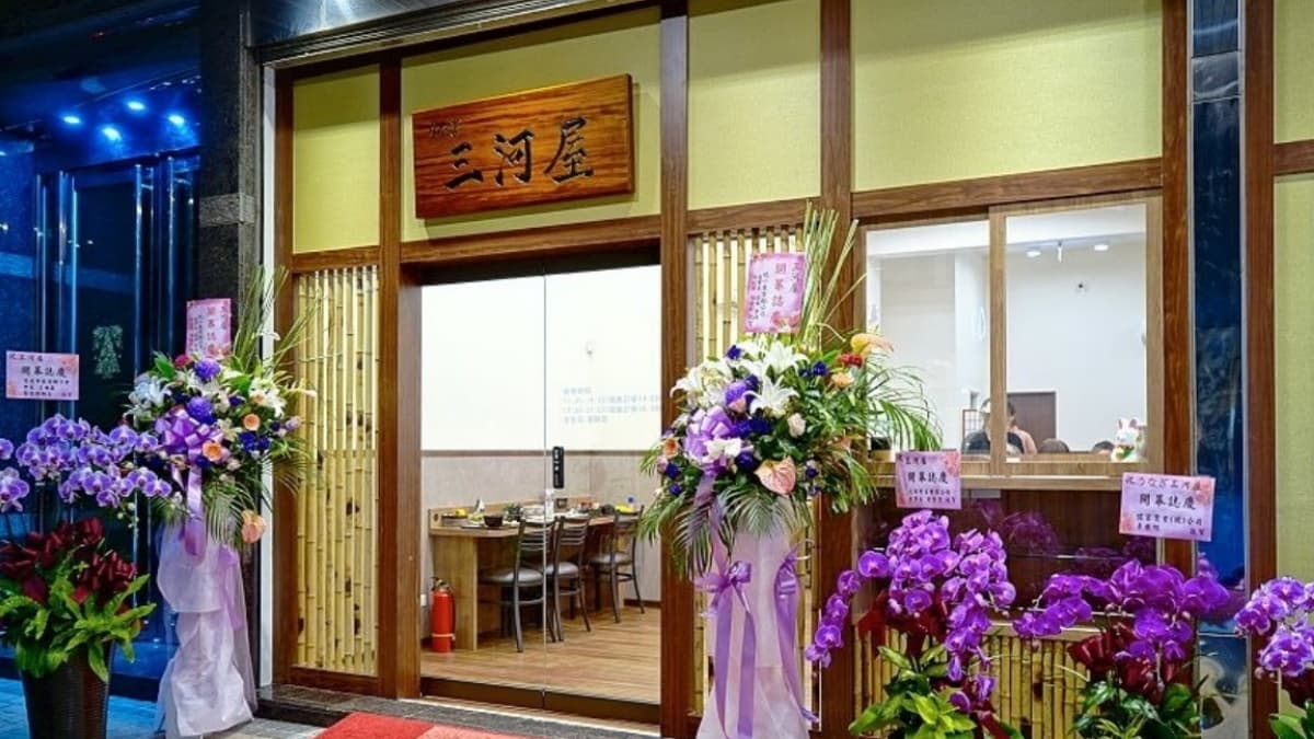 三河中川屋右邊半開放式的廚房，能看見殺饅、烤鰻的過程。（圖片來源：大口老師的走跳學堂）