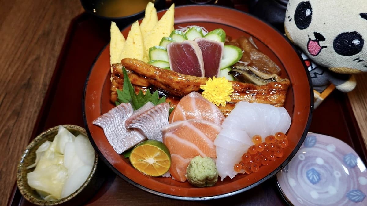 這裡也有做鰻魚飯的海鮮丼和散壽司丼，將星鰻搭配數種新鮮生魚片。（圖片來源：貓大爺）