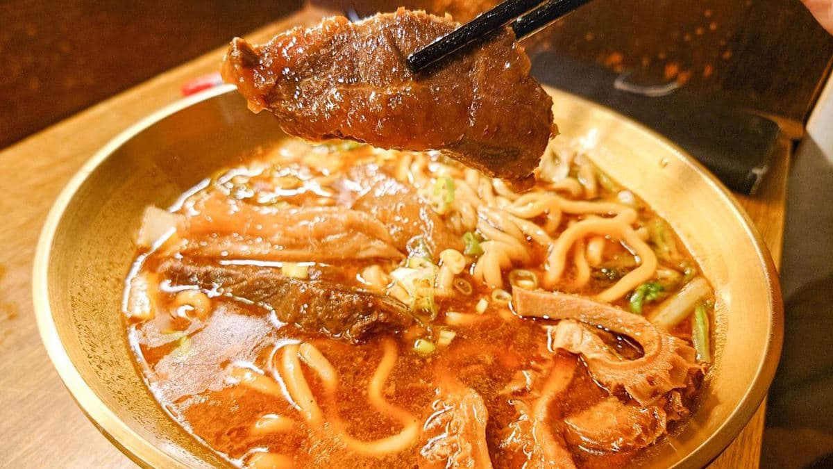 牛肉麵湯頭濃郁而且味道層次豐富。（圖片來源：Jeremy以食為天）