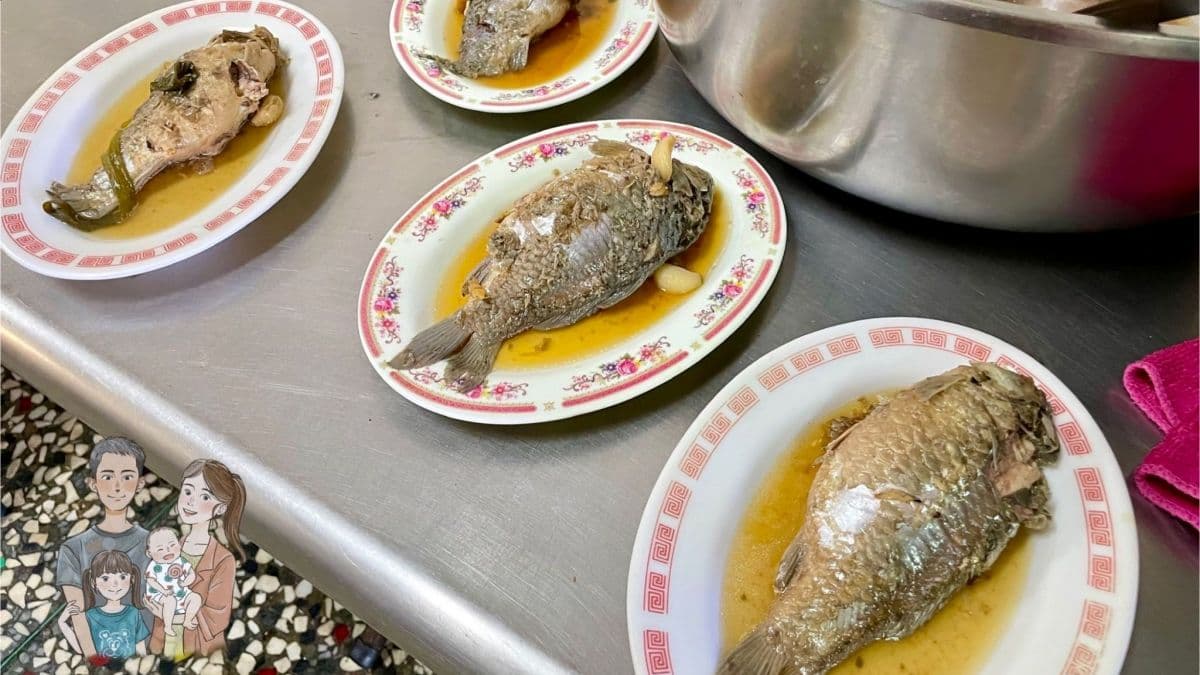 各式小菜在櫃檯自己拿取，還有限量的蔥燒鯽魚。（圖片來源：愛伊特的分享樂園）