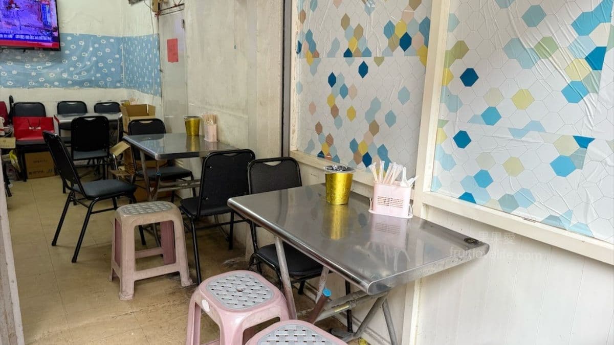 祐福手打餛飩位於彰化和美高中的附近，有提供內用座位。（圖片來源：果果愛 Fruitlove）