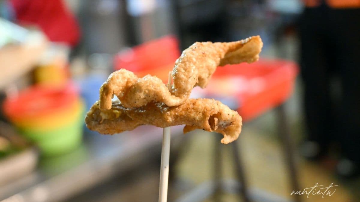 雞皮咬起來是酥脆，但是還帶有一點咬勁。（圖片來源：水晶安蹄不務正業過生活）