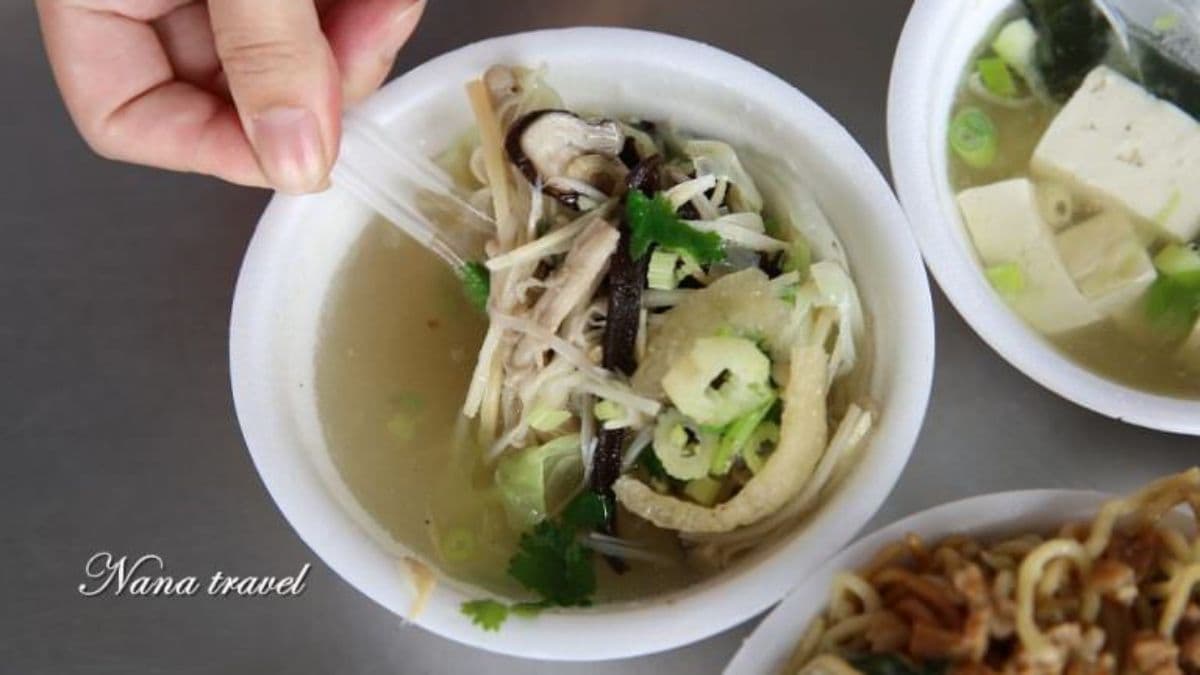 什錦湯就是菜類的綜合湯，湯頭比較清淡，有滿滿的蔬菜。（圖片來源：Nana愛旅行札記）