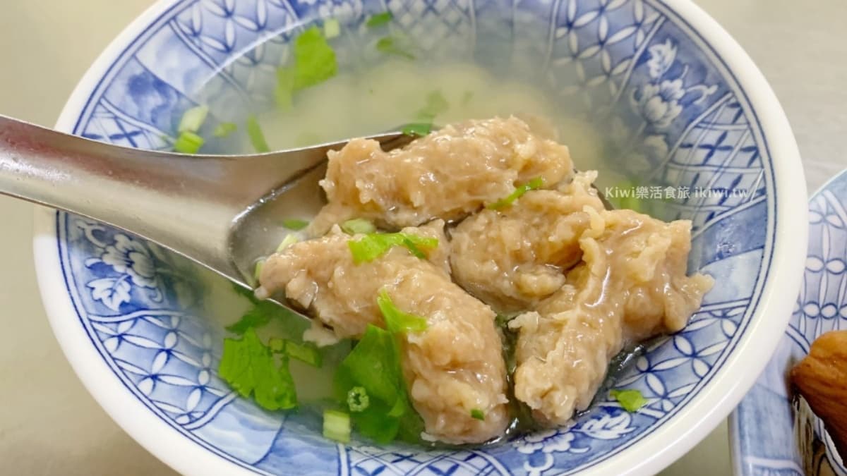 清甜的大骨熬湯再加上肉羹，屬於不勾芡的肉羹湯。（圖片來源：Kiwi 樂活食旅）