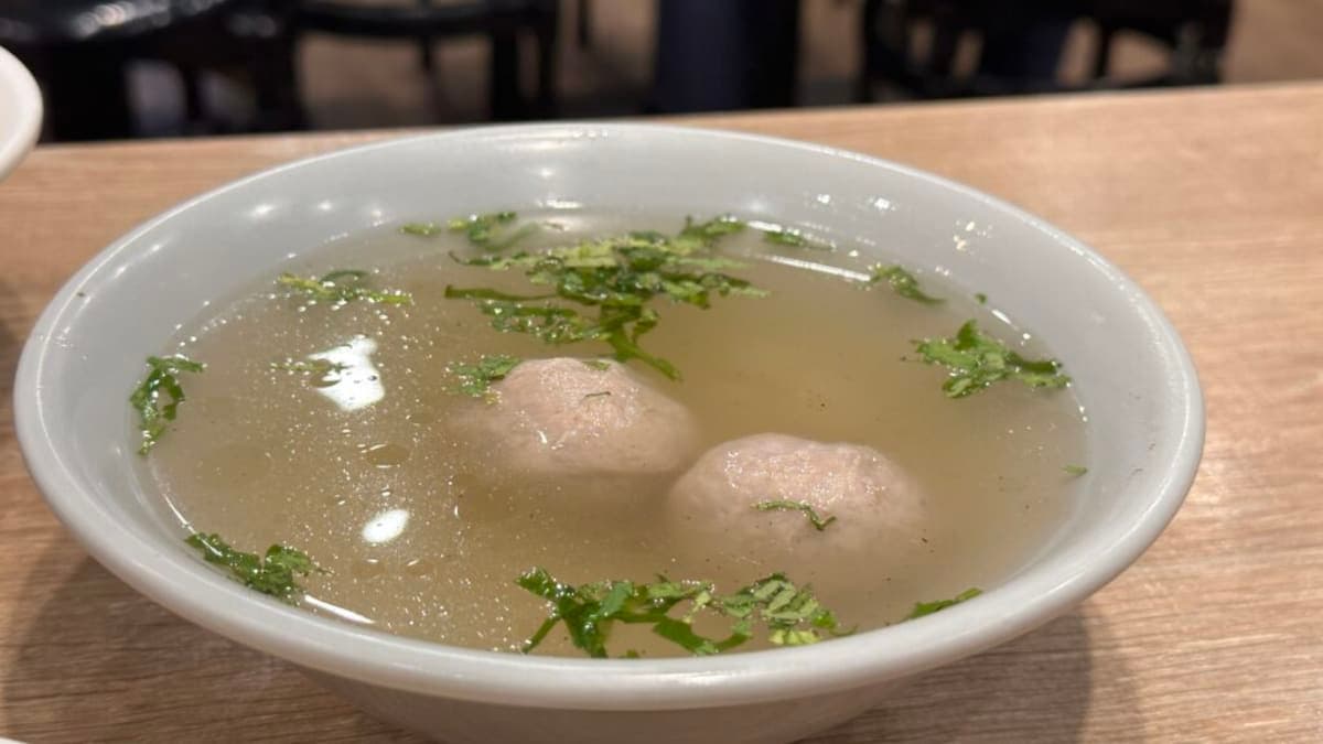 兩顆貢丸的清湯，但湯頭清爽不油膩。（圖片來源：欸哩日常）