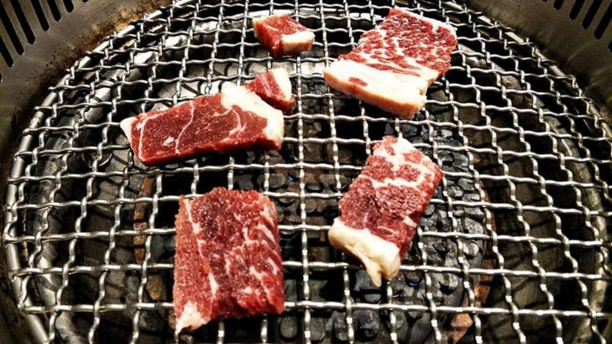 肉片切得夠薄，料理時間不用太久。（圖片來源：小企鵝生活趣）