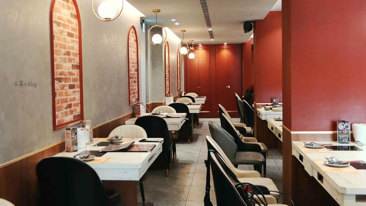 整間店面以自助吧為中心點，切割成兩塊用餐區。（圖片來源：溫蒂's blog）