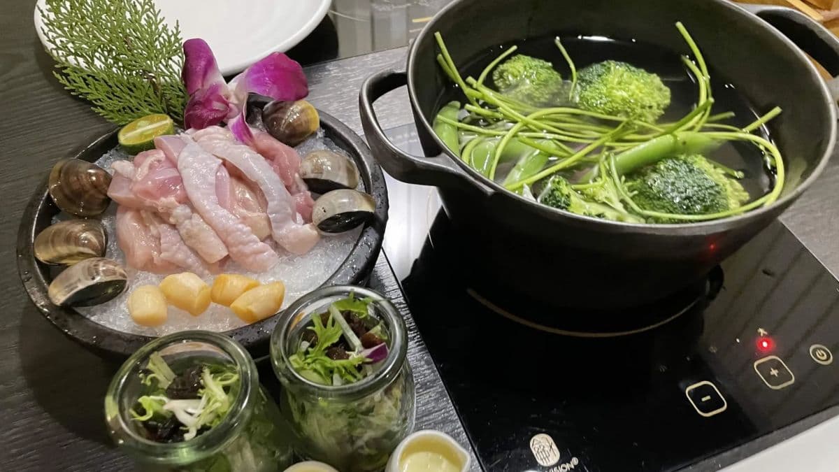 火鍋湯底加入多種蔬菜熬煮，口感清甜。（圖片來源：愛伊特）