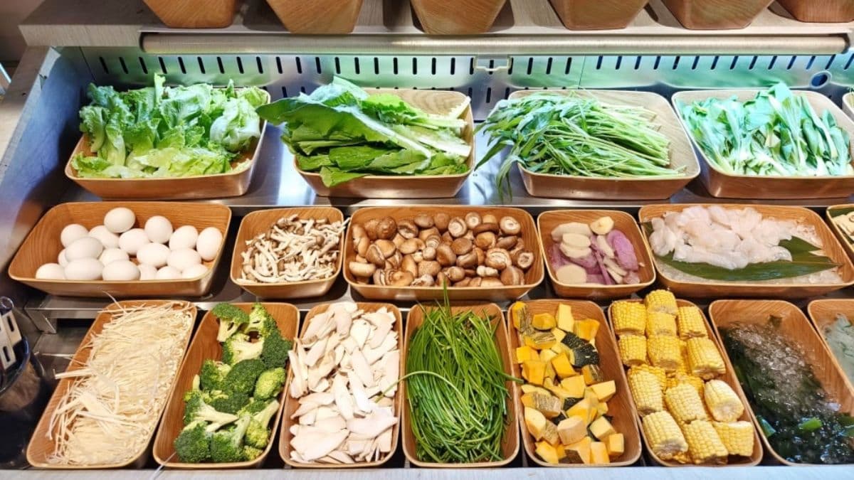 火鍋吧自助區的蔬菜品項超級豐富。（圖片來源：薇琪&吉米の生活小札記）