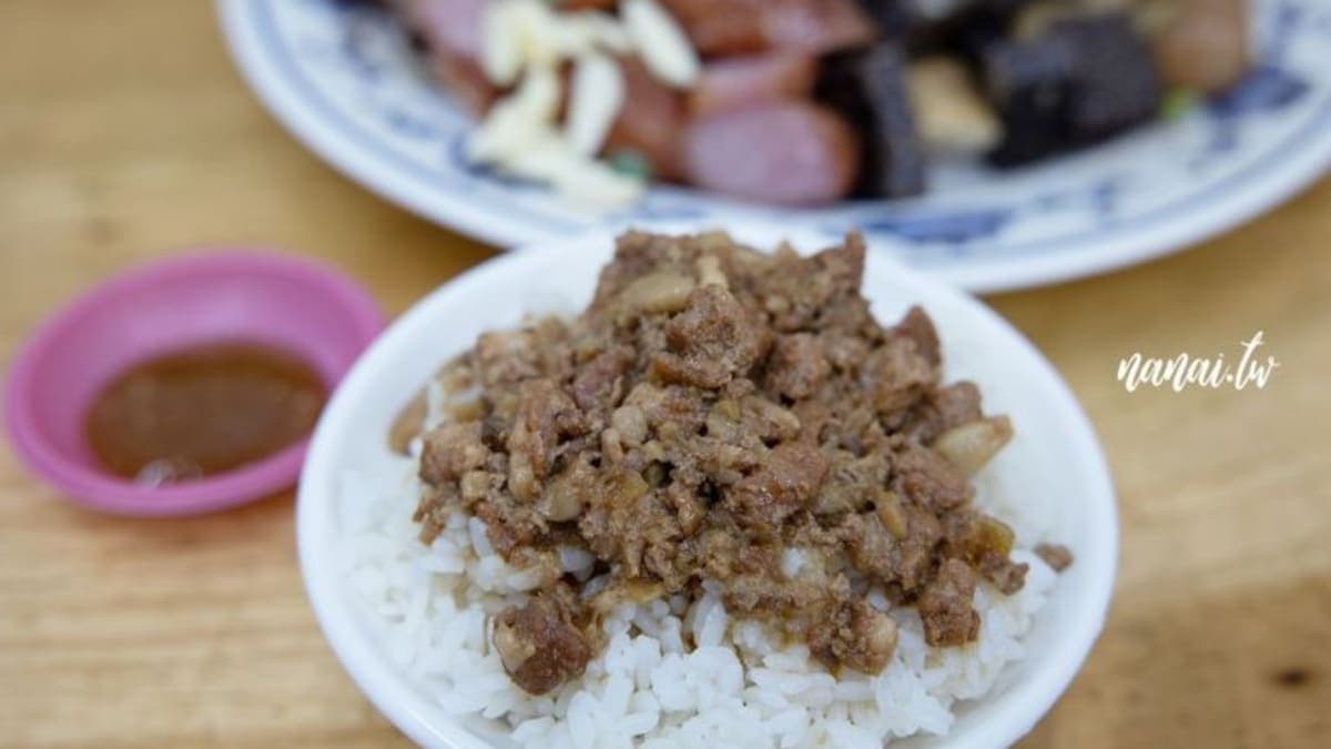 別小看一碗滷肉飯，它的滷肉肥瘦相間，口感鹹香滋味，好吃又涮嘴。（圖片來源：Nana愛旅行札記）