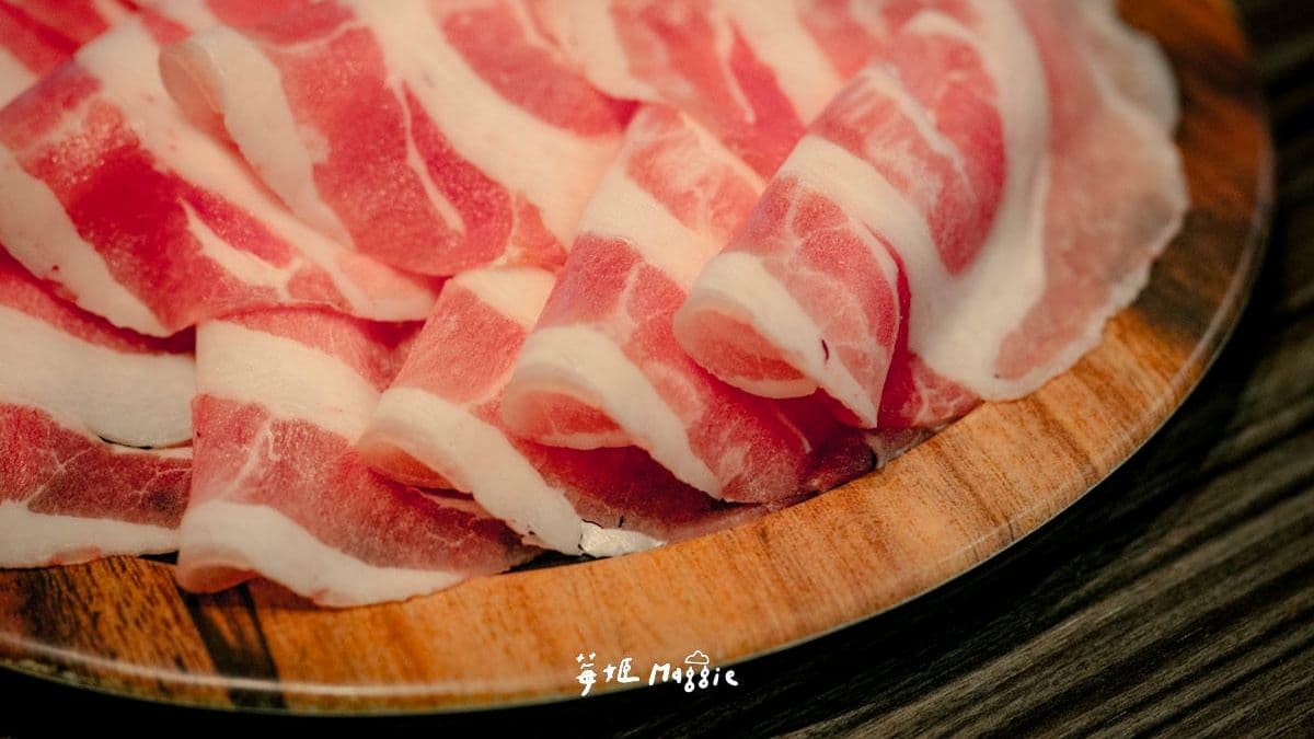 菜盤可以免費換肉，肉控吃起來！（圖片來源：莓姬Maggie）