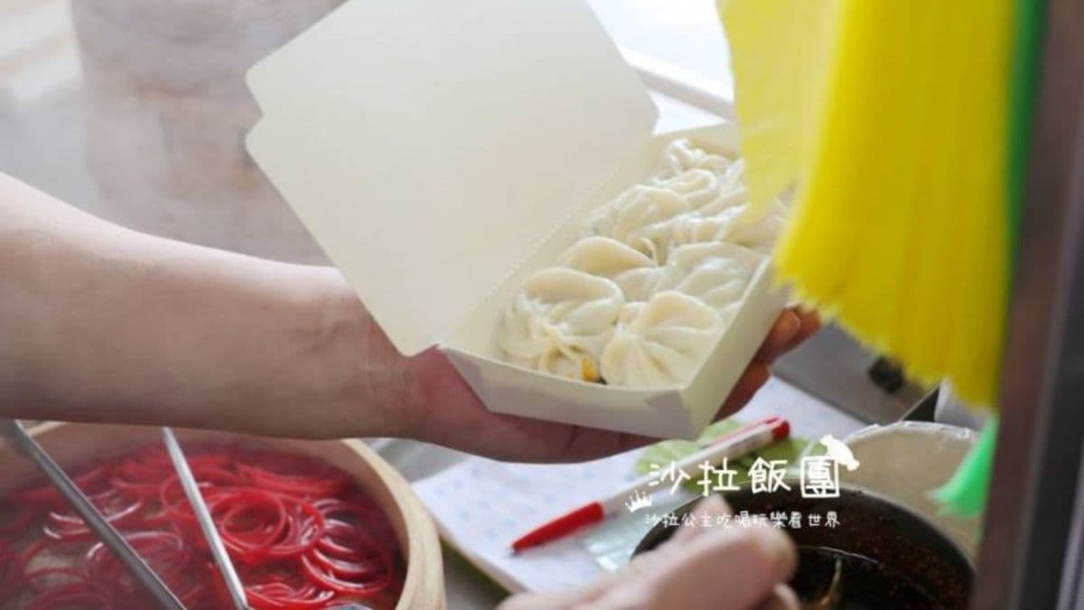 外帶的人也很多，老闆包裝的手一刻不得閒。（圖片來源：沙拉飯團）
