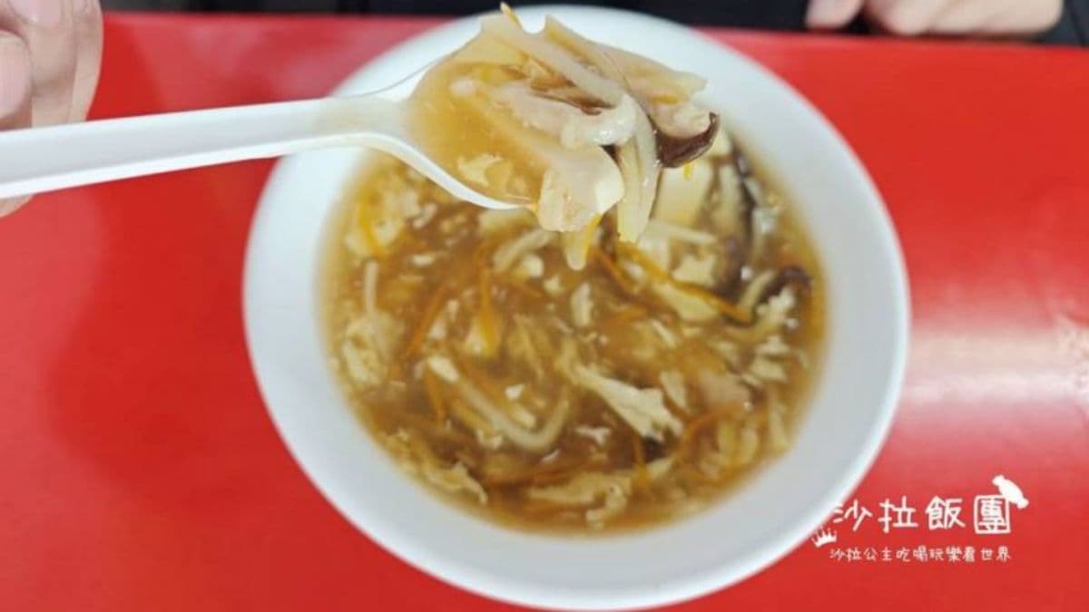 小籠包推薦必搭配酸辣湯，酸酸辣辣好開胃。（圖片來源：沙拉飯團）