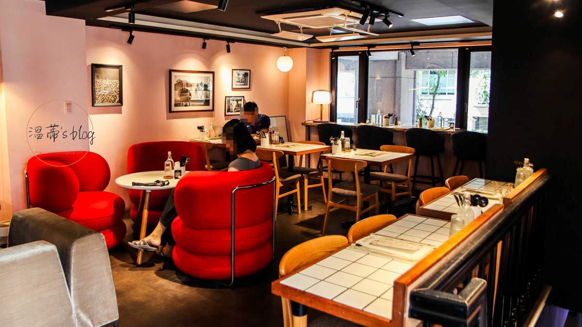 店內以柔和燈光搭配木質桌椅，充滿低調又溫暖的氛圍。（圖片來源：溫蒂's blog）