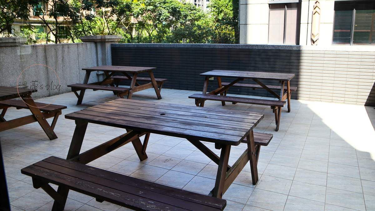 天氣好時，可選擇二樓戶外露台區的座位。（圖片來源：溫蒂's blog）