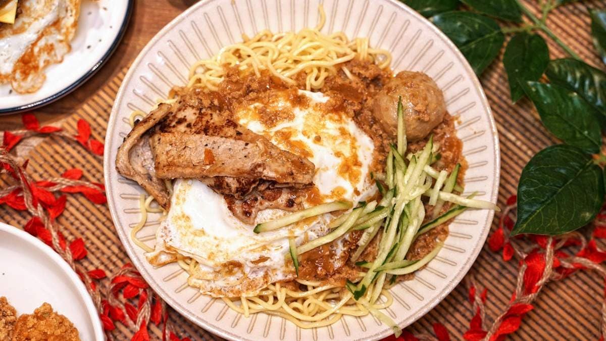 大份招牌炒麵加里肌肉是店家必點的招牌料理。（圖片來源：老錢的老巢）