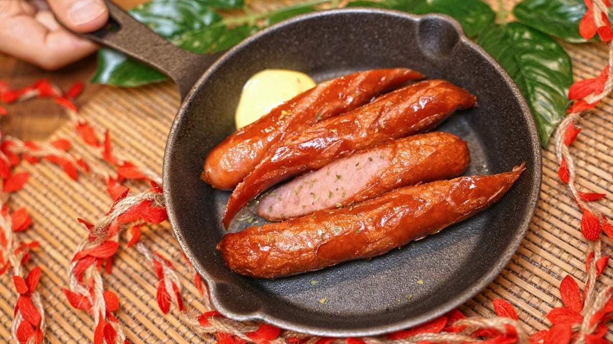 帶骨歐式香腸入口，有煙燻的香氣以及剛剛好的鹹度。（圖片來源：老錢的老巢）