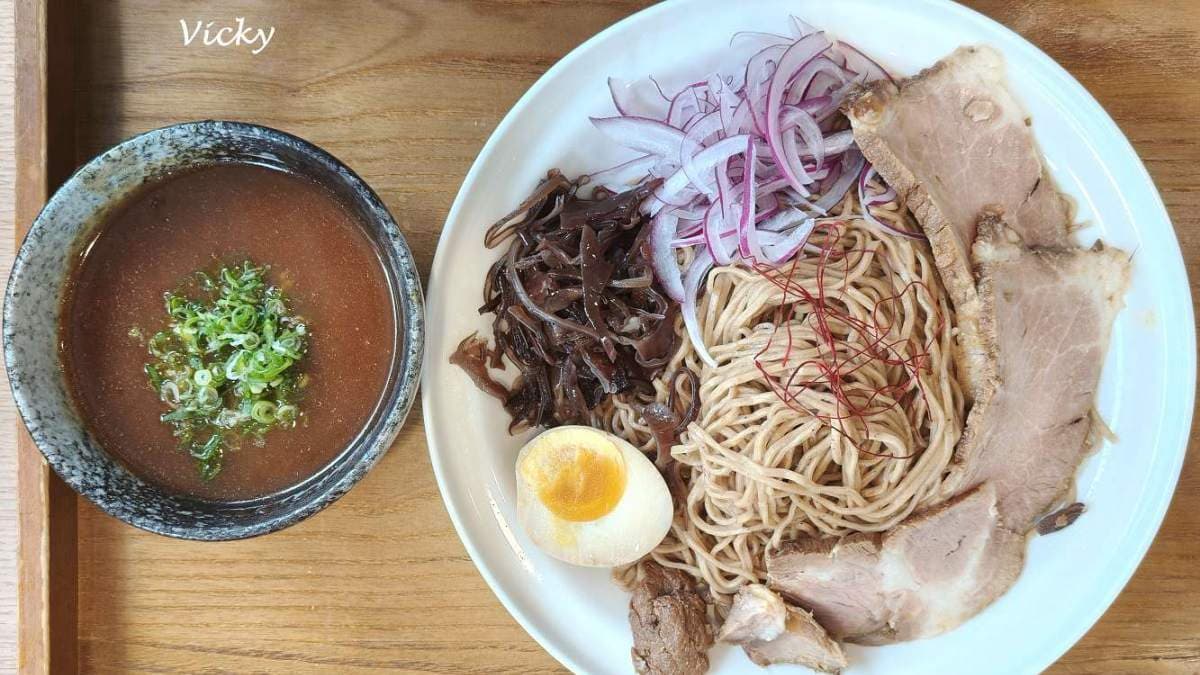 套餐除了主菜，還有搭配小菜與茶品。（圖片來源：Vicky 媽媽的遊樂園）
