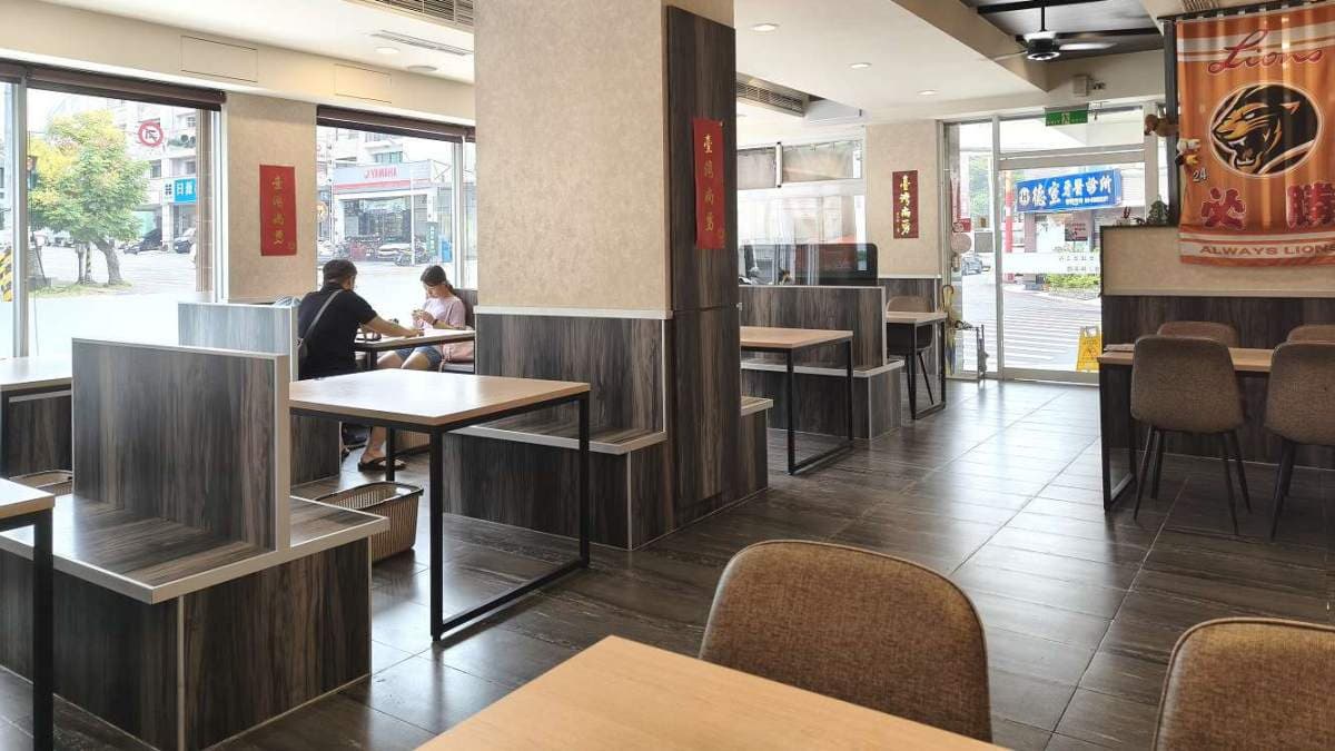 店內的裝潢風格簡約明亮，以木質調為主軸。（圖片來源：Vicky 媽媽的遊樂園）