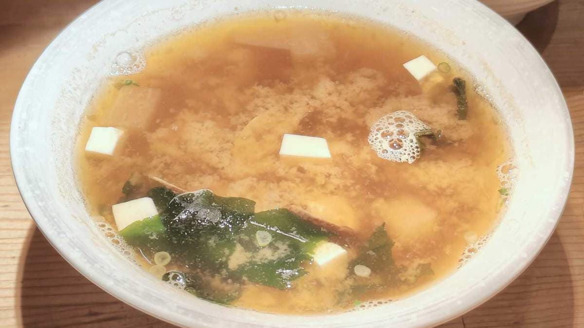蛤蜊赤味噌湯味道濃烈，能增添湯品的深度和層次感。（圖片來源：Vicky 媽媽的遊樂園）