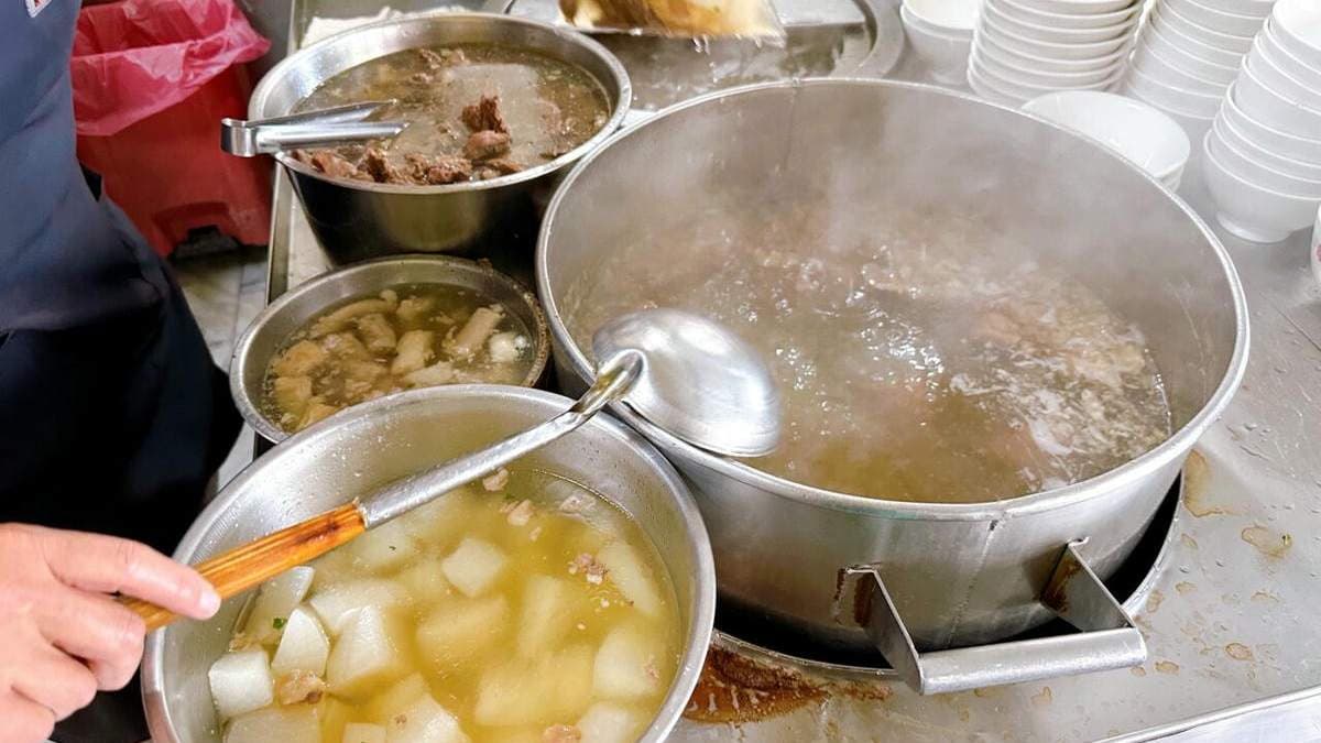 熱騰騰的湯鍋從早到晚不停歇。（圖片來源：熱血吃遍高雄❤️Yu主婦的親子吃喝玩樂）
