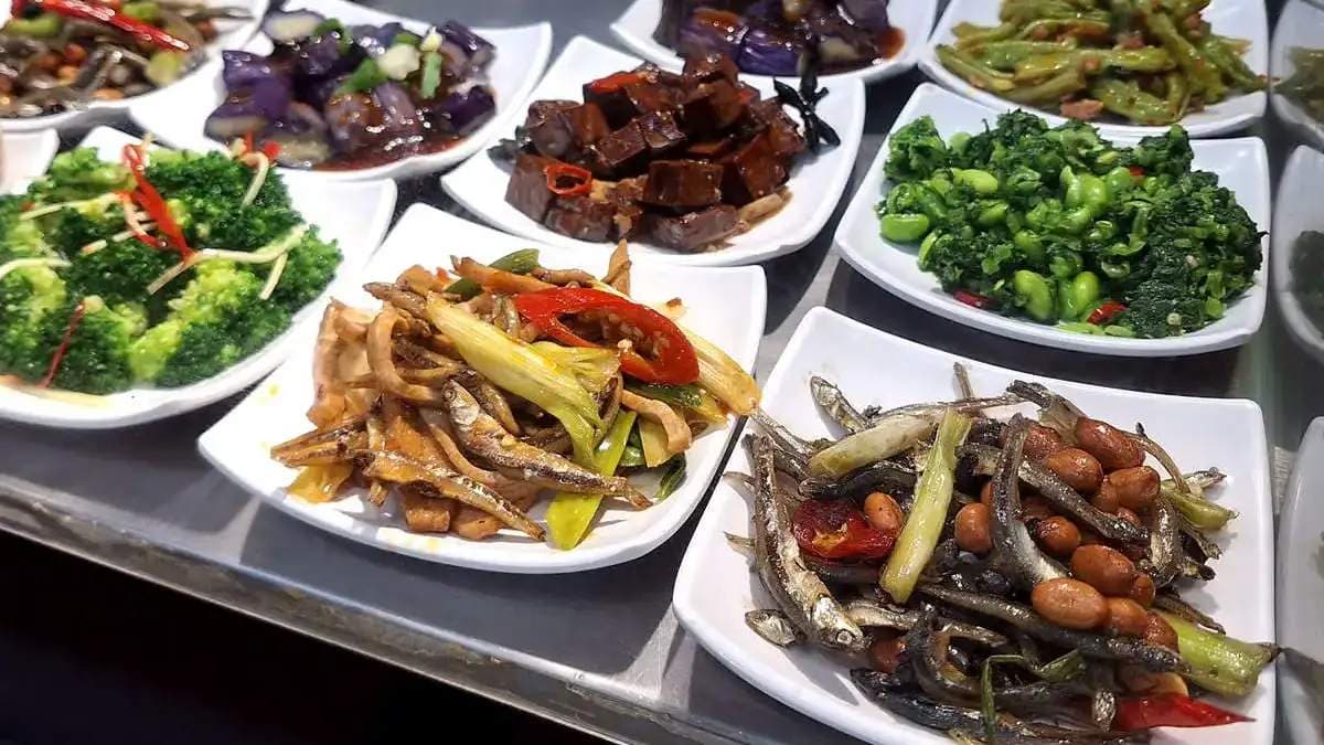 小菜區乾淨明亮且種類選擇多。（圖片來源：台南美食地圖）