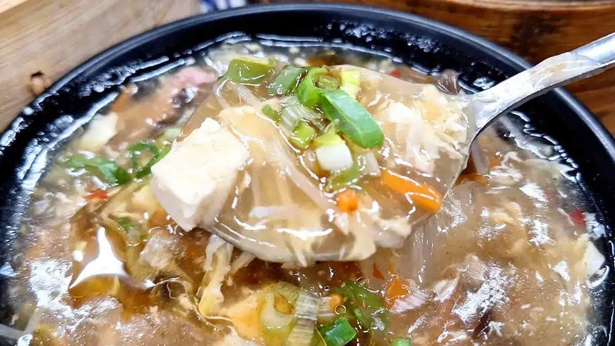 酸辣湯滿滿一碗豐富好料，湯汁濃稠度抓得剛剛好。（圖片來源：台南美食地圖）