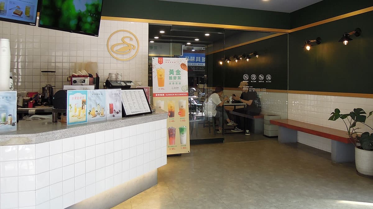 吃麵免費送飲料！台南人氣手搖店竟賣麵食，必點番茄鍋燒麵、麻油赤肉麵線