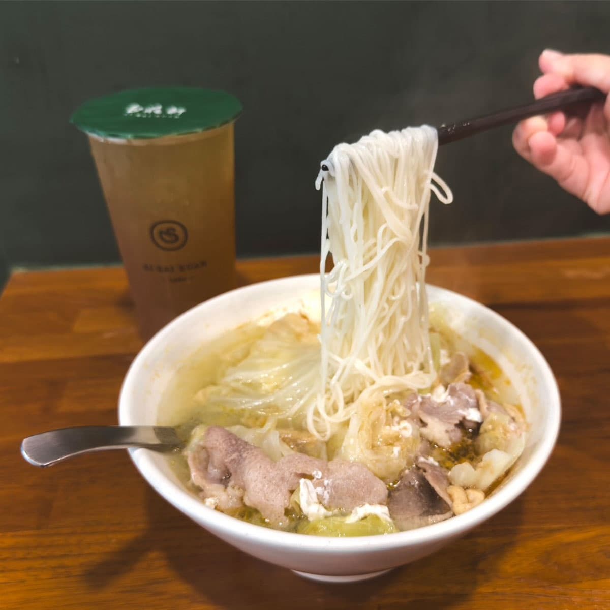 吃麵免費送飲料！台南人氣手搖店竟賣麵食，必點番茄鍋燒麵、麻油赤肉麵線