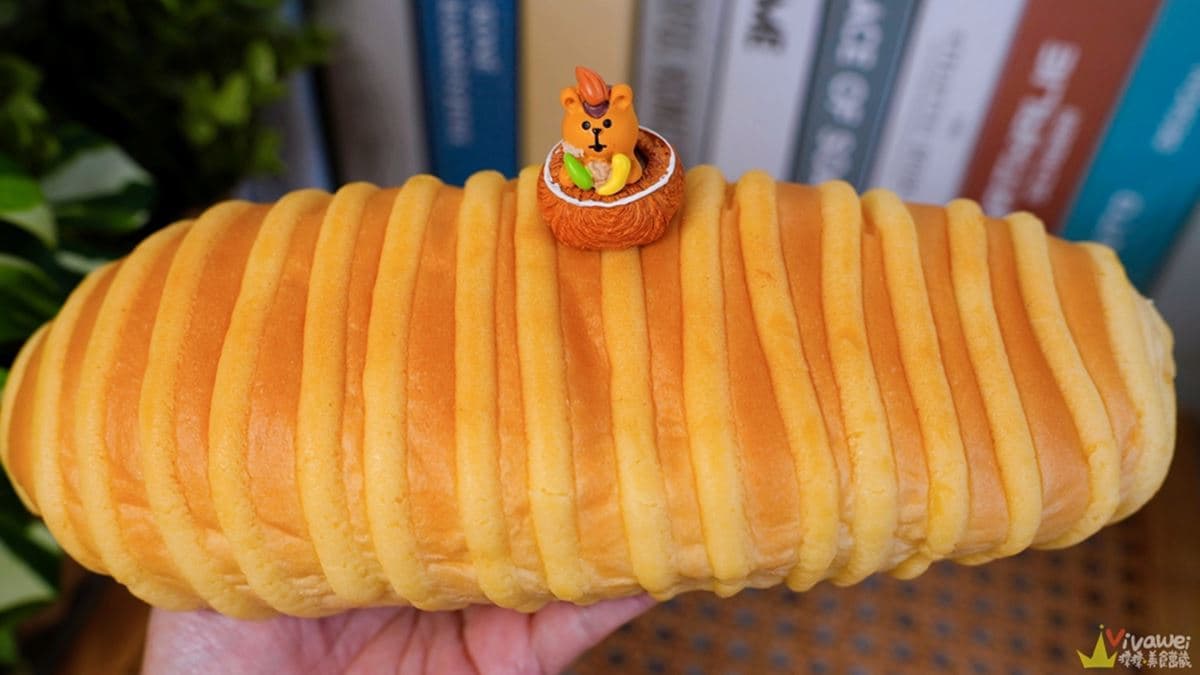 「毛毛蟲麵包」外皮多了股甜味，有點像是菠蘿麵包的味道。（圖片來源：瑋瑋美食萬歲）