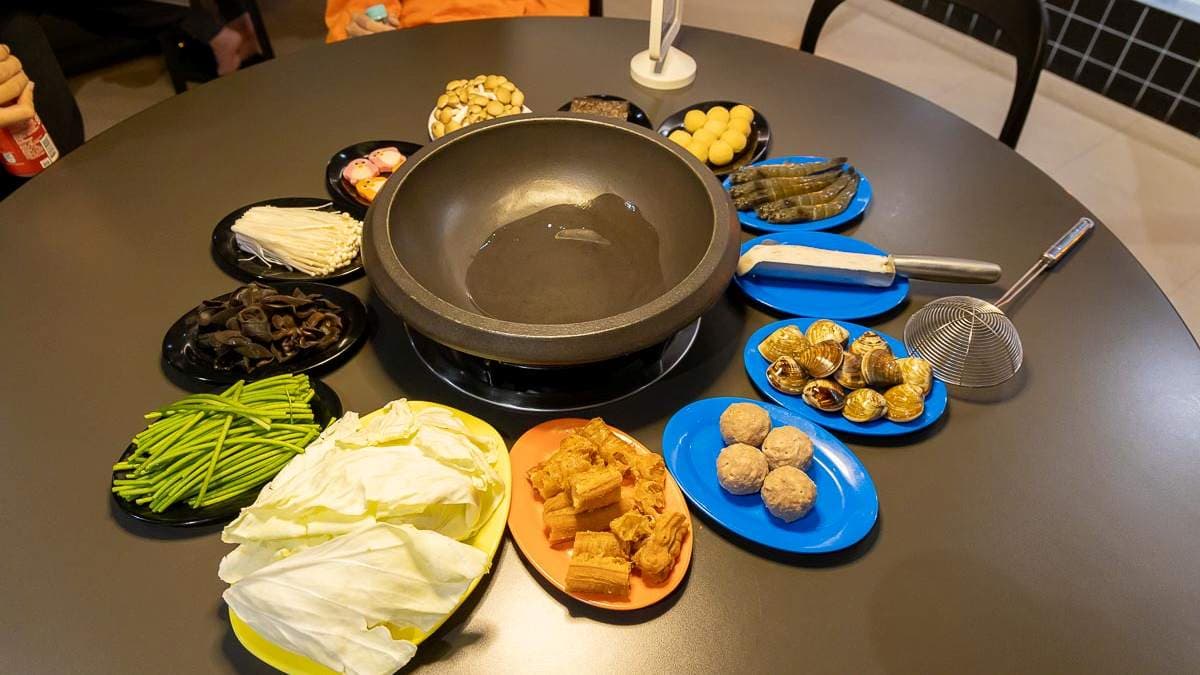 海鮮類與火鍋料皆為自取。（圖片來源：About Hsuan美美媽咪親子美食旅遊）