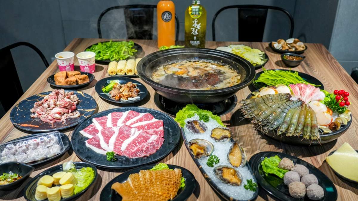 海陸拼盤套餐有滿滿一桌的食材。（圖片來源：Panda‘s paradise）