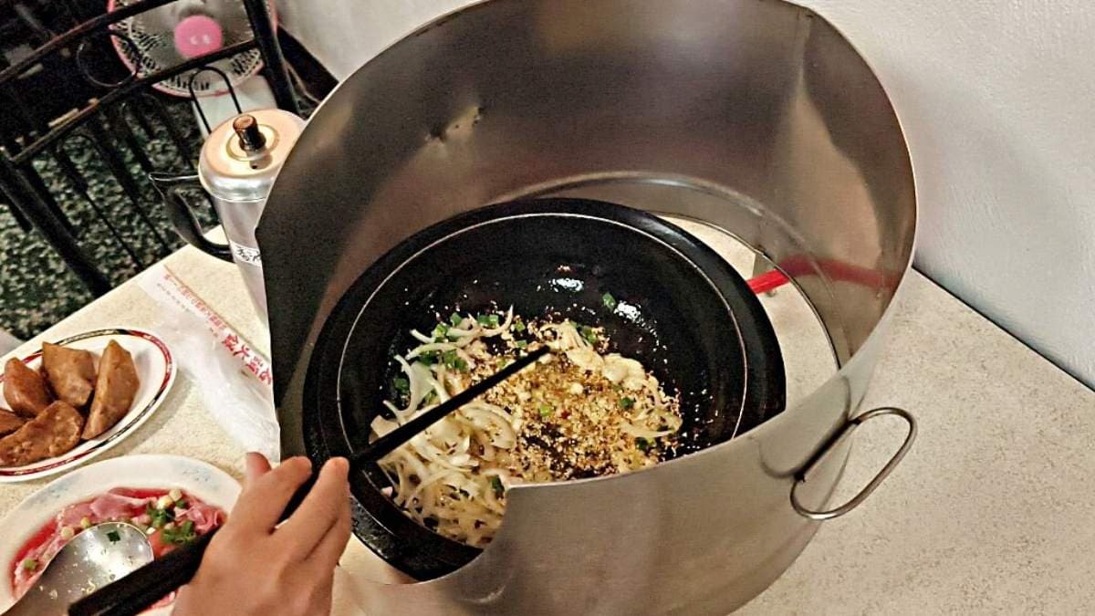 店家會先把石鍋烤熱將配料快炒。（圖片來源：DARREN蘋果樹旅遊玩樂誌）
