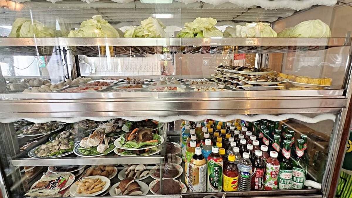 冷藏櫃食材整齊擺放。（圖片來源：DARREN蘋果樹旅遊玩樂誌）