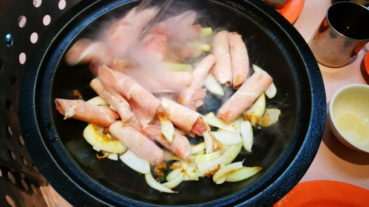 食材放入鍋中拌炒爆香。（圖片來源：DARREN蘋果樹旅遊玩樂誌）